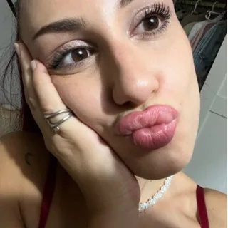 @yoursexylaura